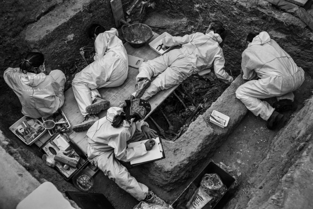 Santi Donaire, fotos que alumbran las fosas comunes del franquismo